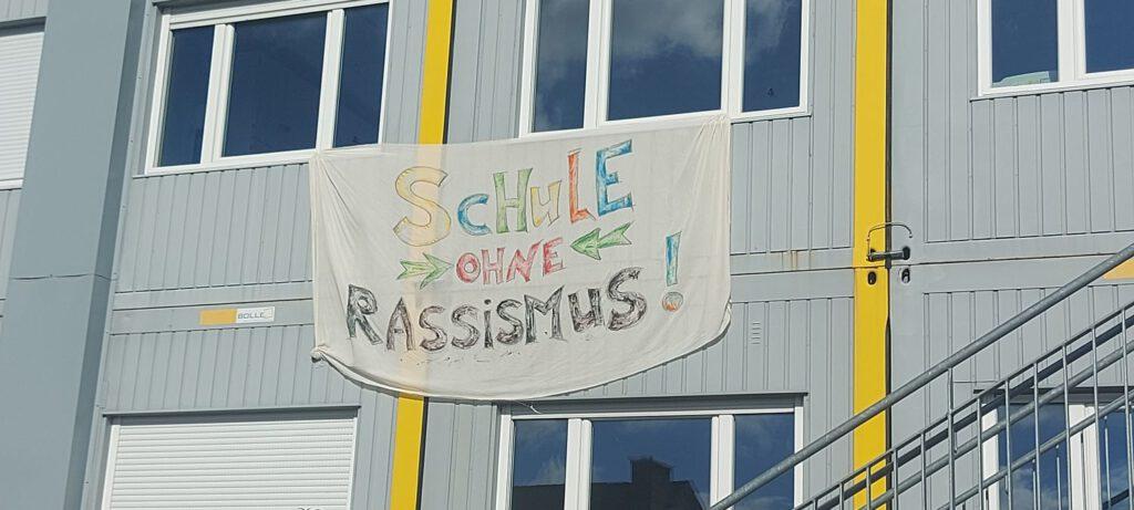 Ein großes Stoffstück mit den Worten "Schule ohne Rassismus" vor die OBS gespannt.