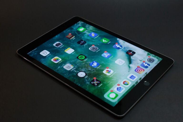 iPad auf dunklem Hintergrund