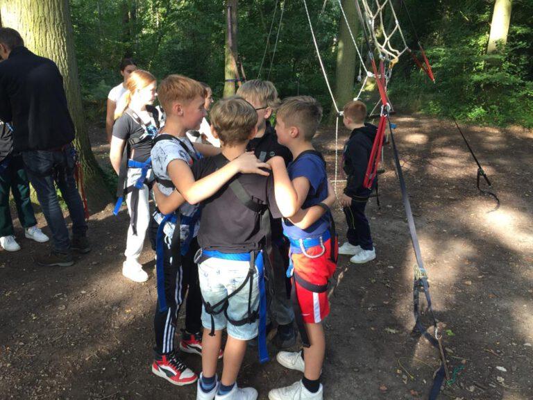 (S. Renzelmann): 6b bei einer Teamaufgabe im Seilgarten