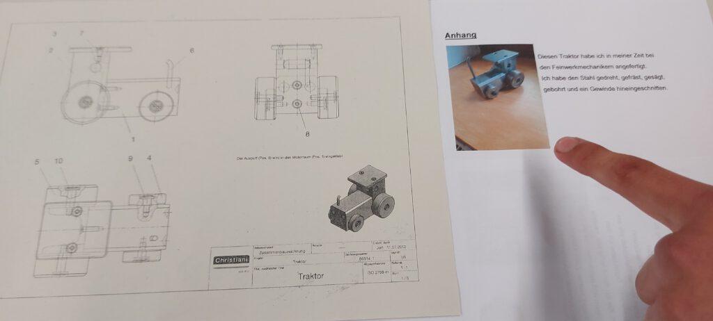 Fiete M. zeigt seinen selbst gebauten Traktor