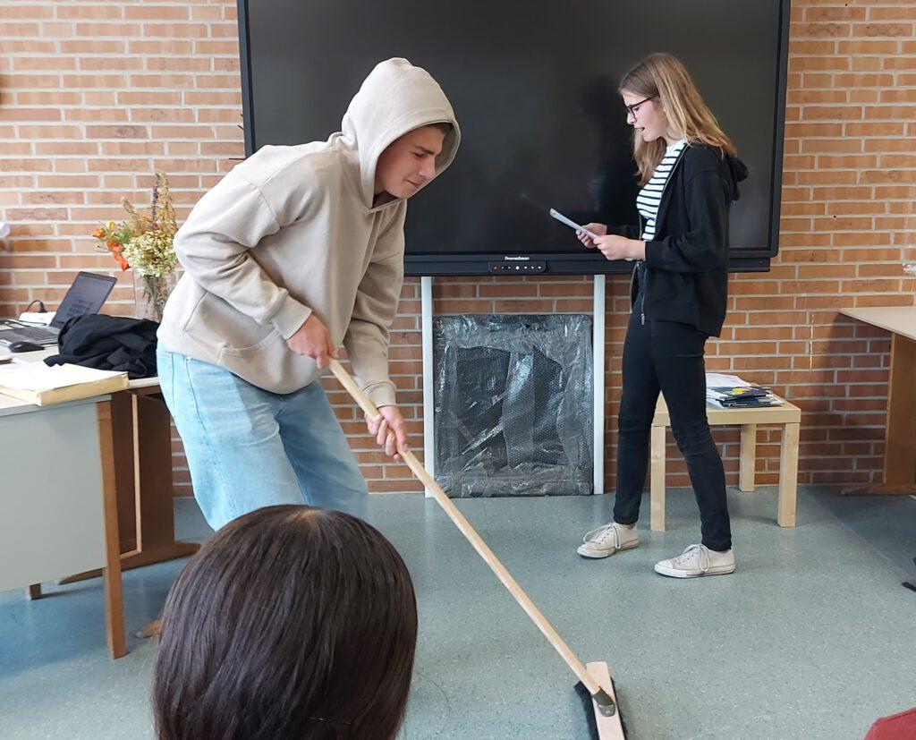 Mattes und Maline spielen eine Szene aus „Shakespeare in love“ 