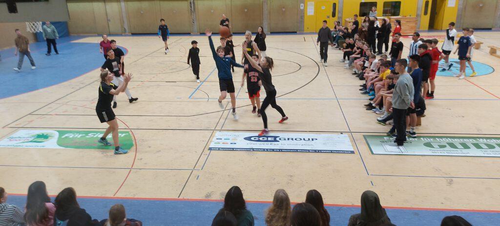 Basketballduell: Lehrer gegen Schüler