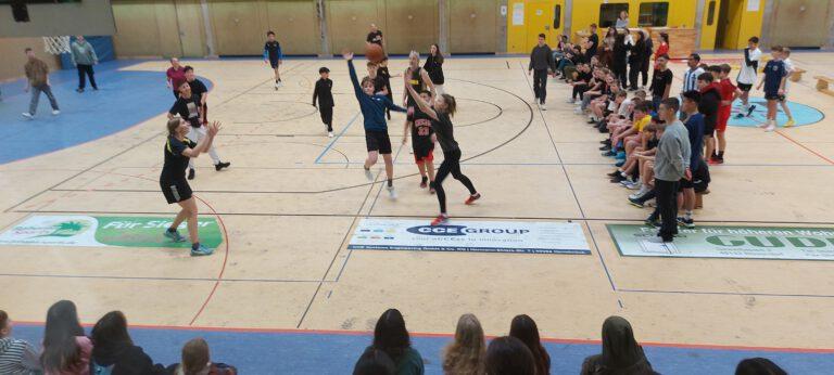 Basketball-Lehrer-Schueler