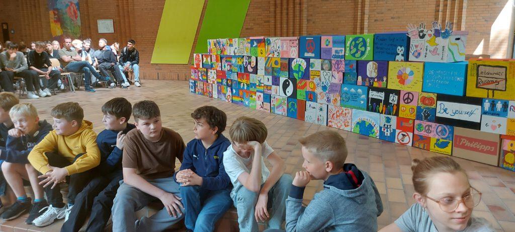Die OBS-GY baut eine Mauer gegen Rassismus