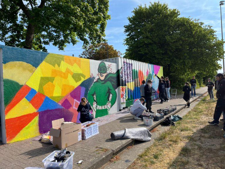 Plastik Helden erstellen ein Graffiti