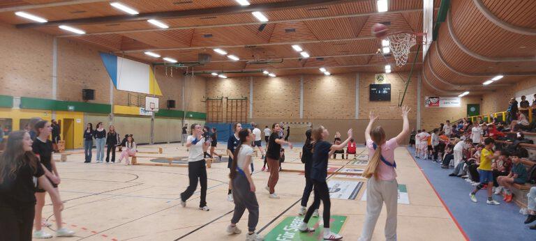 Die Siegerinnen (8a) im Basketballturnier