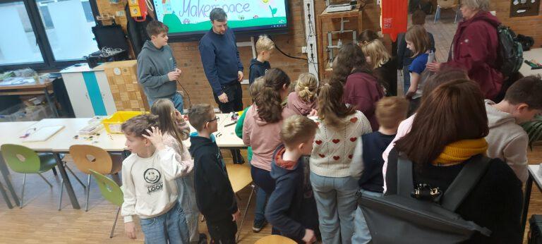 Foto Grundschüler im Makerspace