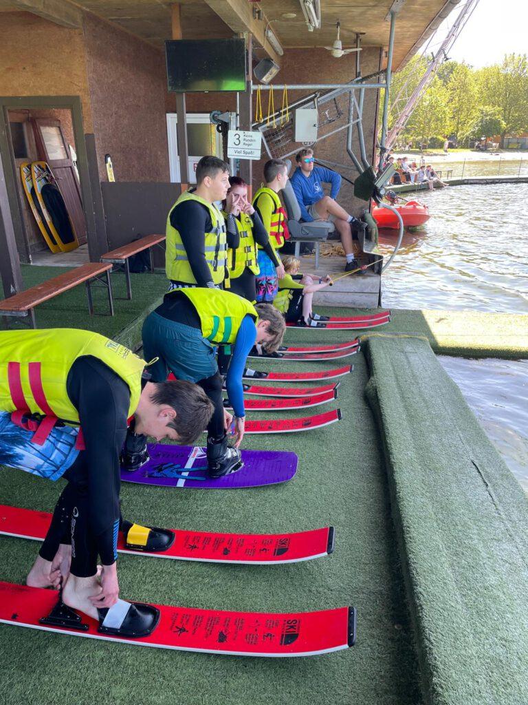 (S. Renzelmann): Wasserski am Alfsee